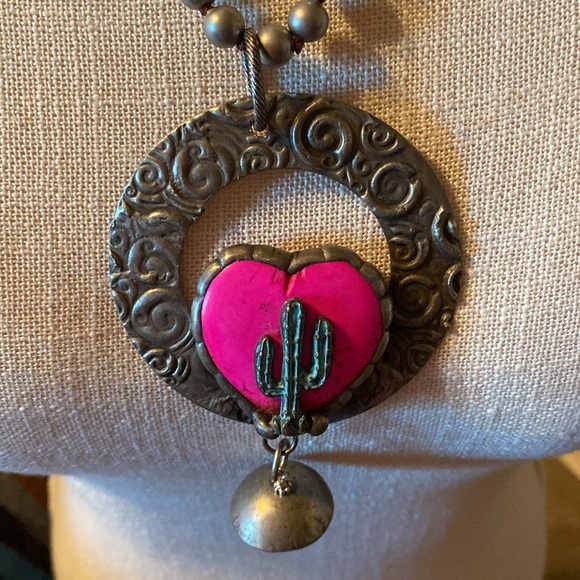 Art by Amy silver faux navajo pearls with silver drip and hot pink stone heart - Picture 2 of 4